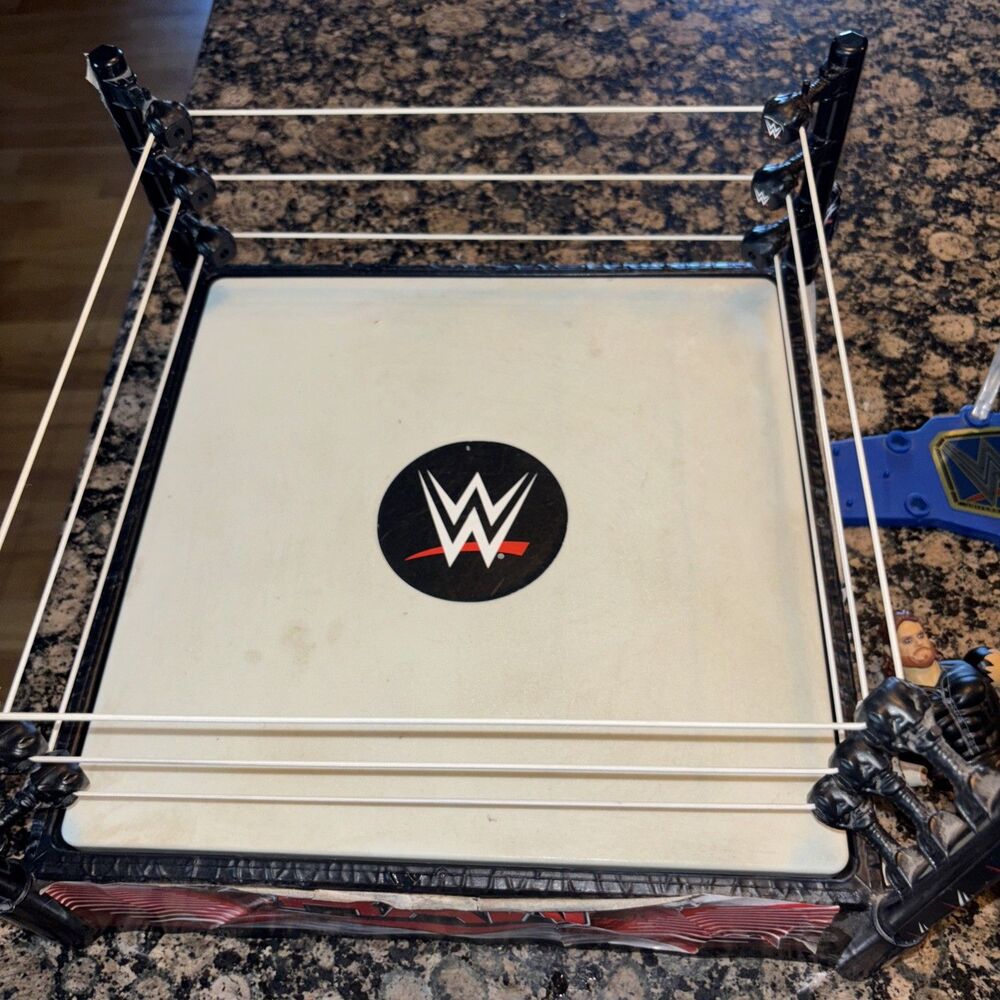 WWE Raw Wrestling Ring 2010 Incl 6 Action Figures, Spring Loaded Mat With Stand - Picture 2 of 8
